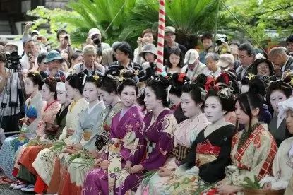 Perempuan dengan berbagai gaya rambut tradisional Jepang (The Kansai Guide).