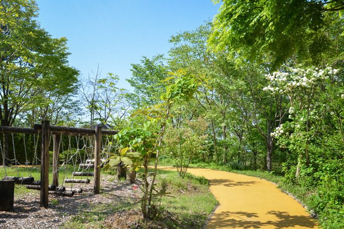 Ada taman bermain mini dan jalan setapak di Monet's Garden Marmottan (kjmonet.jp).