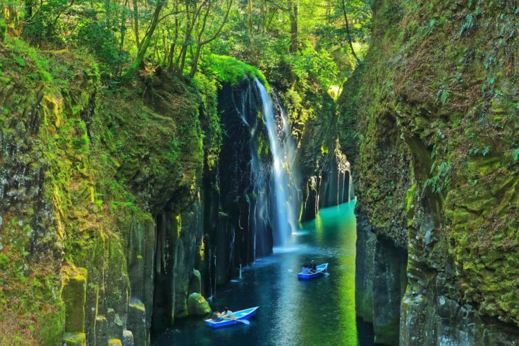 Susunan bebatuan Ngarai Takachiho ditambah dengan warna zamrud pada air