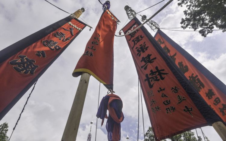 Bendera wakubata yang dibawa sepanjang parade (yoshihiro52/Pixta via GaijinPot Travel).