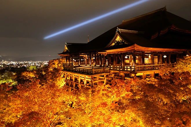 Kuil Kiyomizudera yang diterangi oleh cahaya pada malam hari (Asahi Shimbun)