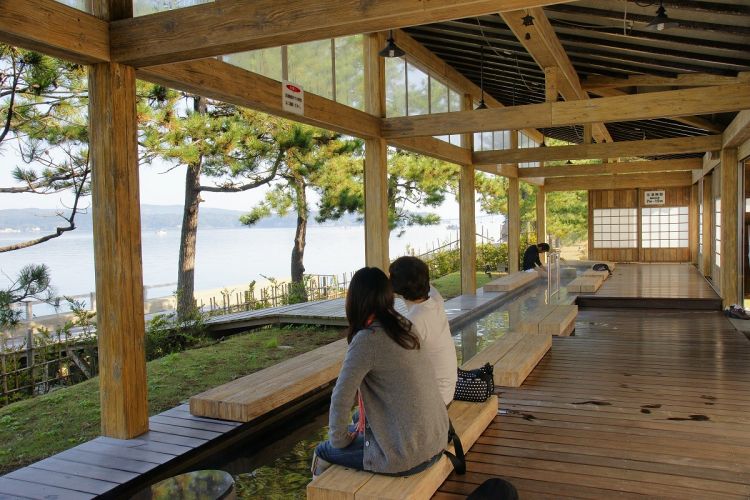 Di Yuttari Park kamu bisa merendam kakimu sambil melihat pemandangan Teluk Nanao yang indah