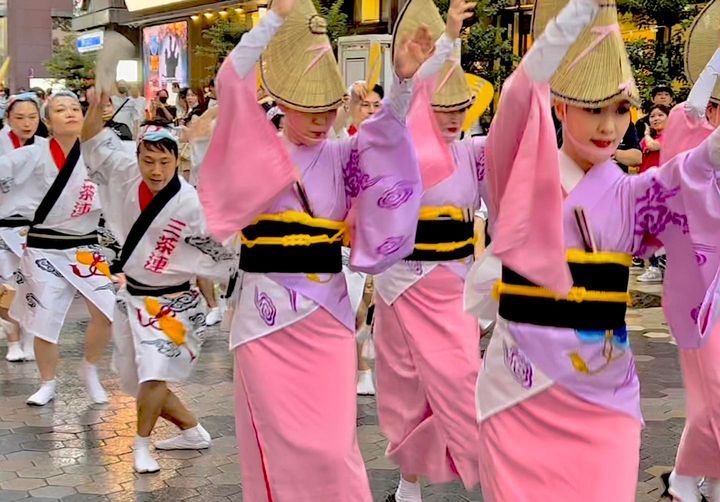 Parade para penari pada festival Asakusa Awa Odori (Asakusa Tourism Federation)