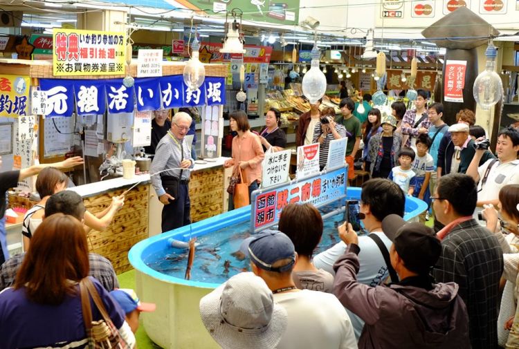 Di Hakodate Morning Market, pengunjung bisa memancing cumi-cumi