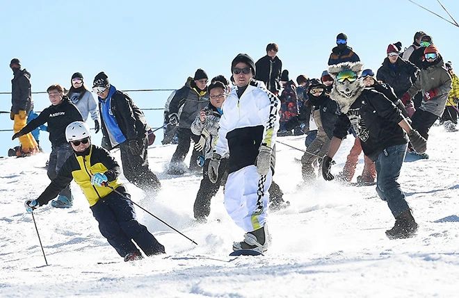 Pemain ski dan Snowboard di Gokase Highland Ski (Hiroyuki Kikuchi)