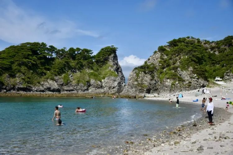 Shikinejima.