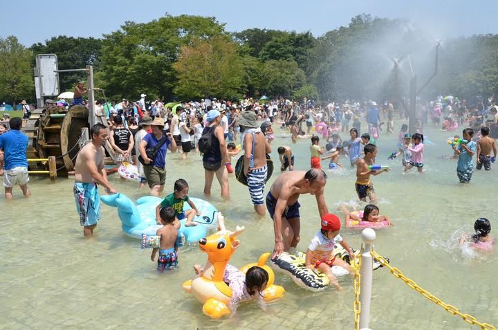 Para pengunjung menikmati air mancur di musim panas (Funabashi Tourism)