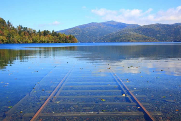 Rel nan terendam di Danau Shikaribetsu (Visit Hokkaido)