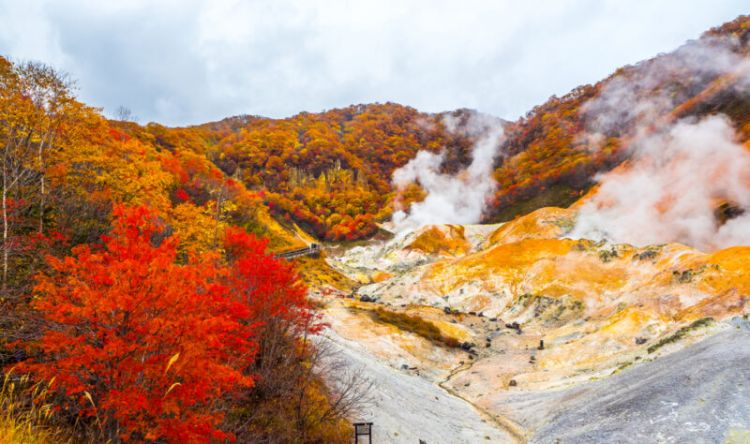 Pemandangan musim gugur di Noboribetsu Onsen (FromJapan)