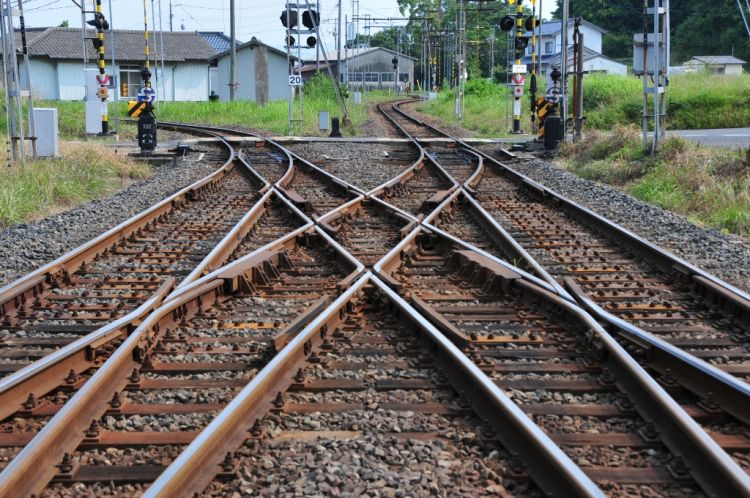 Jalur kereta api yang menghubungkan Stasiun Shinjiko Onsen dengan Izumo