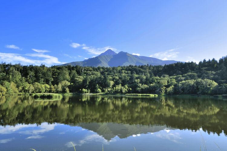 Danau Hime di Pulau Rishiri yang memantulkan pemandangan Gunung Rishiri (JNTO)