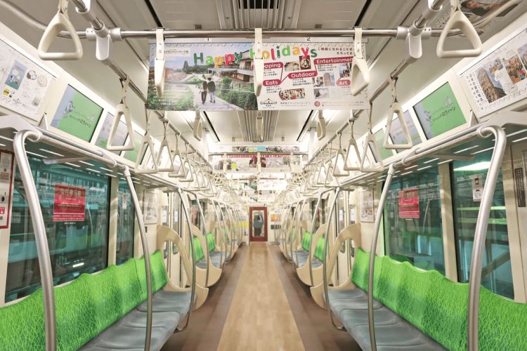 Interior Kereta Snoopy yang berisi informasi tentang Minami-Machida Granberry Park