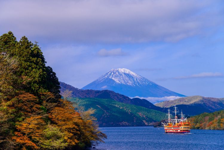 Danau Ashi saat musim gugur dengan latar belakang Gunung Fuji