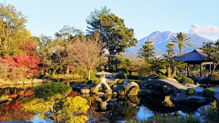 Pemandangan Taman Sengan-en saat musim gugur dengan Gunung Berapi Sakurajima di belakangnya