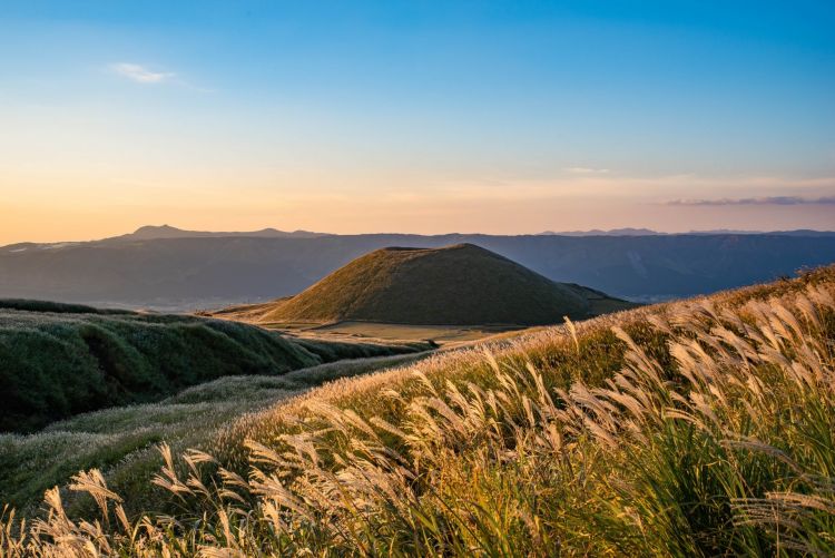 Saat musim gugur, rumput di Gunung Aso akan berubah warna menjadi kecoklatan