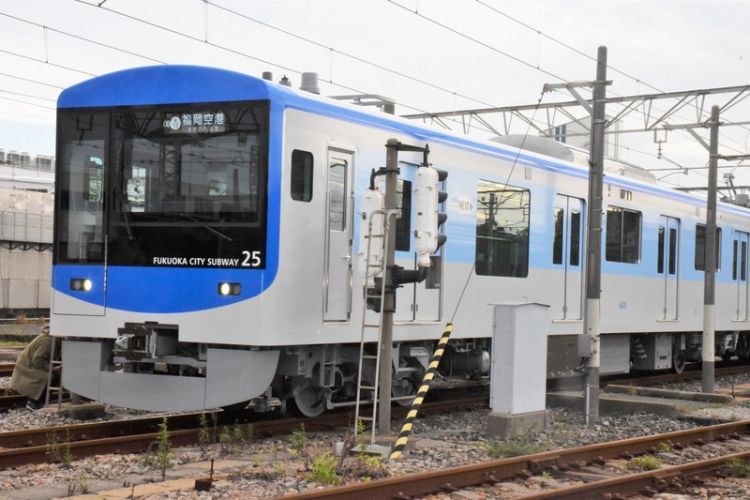 Tampilan kereta komuter seri 4000 yang baru milik Fukuoka City Subway