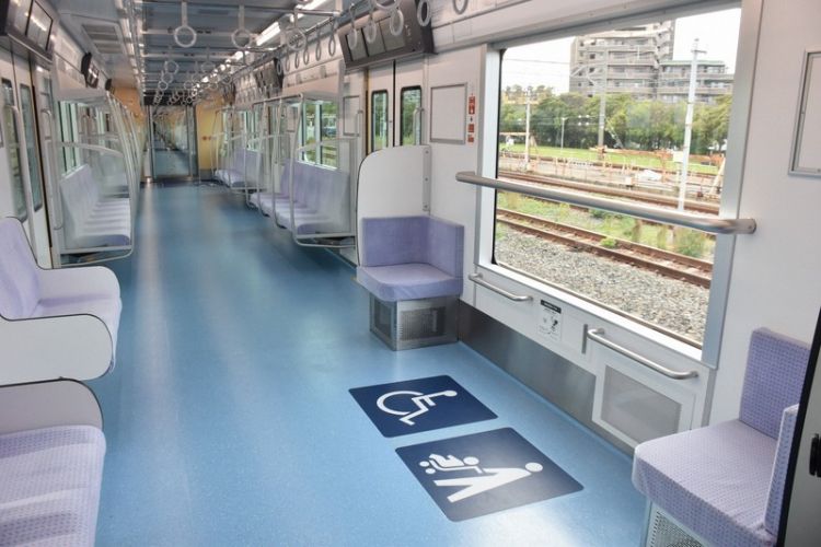 kereta komuter seri 4000 yang baru milik Fukuoka City Subway