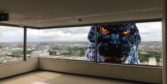 Godzilla yang sedang mengintip dibalik jendela