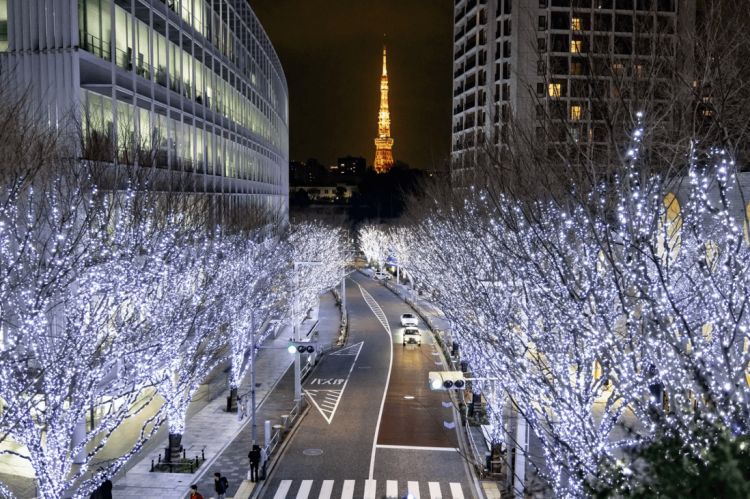 Tokyo Tower yang menyala, menjadi latar belakang untuk berfoto