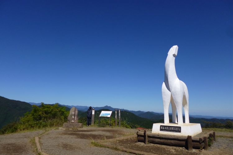 Patung kuda yang ikonik di Gunung Jinba