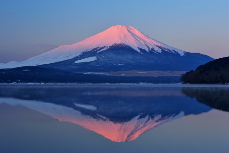 Gunung Fuji dan pantulannya di Danau Motosu