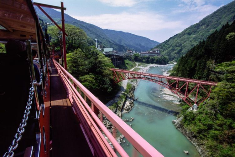 Keindahan Kurobe Gorge dari Kurobe Gorge Railway (Visit Toyama)