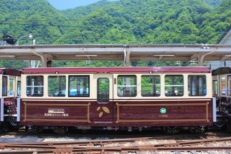 Kereta wisata Kurobe Gorge Railway (Visit Toyama)