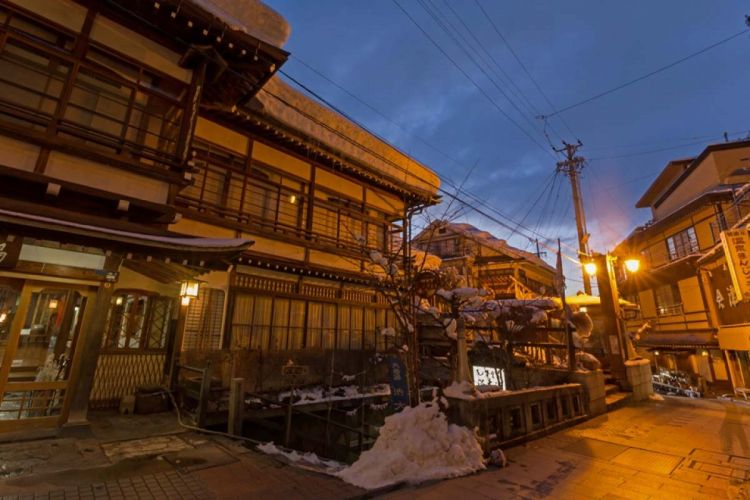 Jalan-jalan di Shibu Onsen pada malam hari