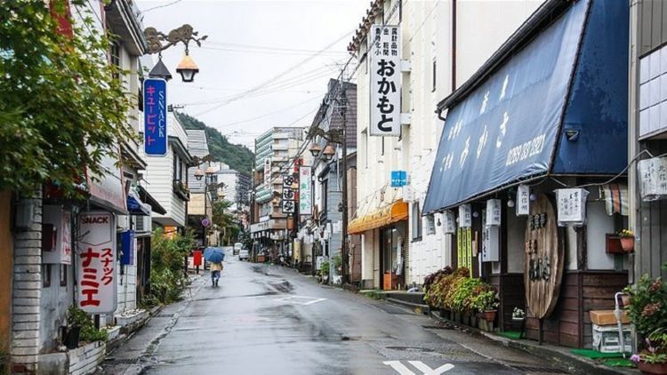 Jalanan di Yudanaka Onsen di siang hari (Enchanting Travlels)