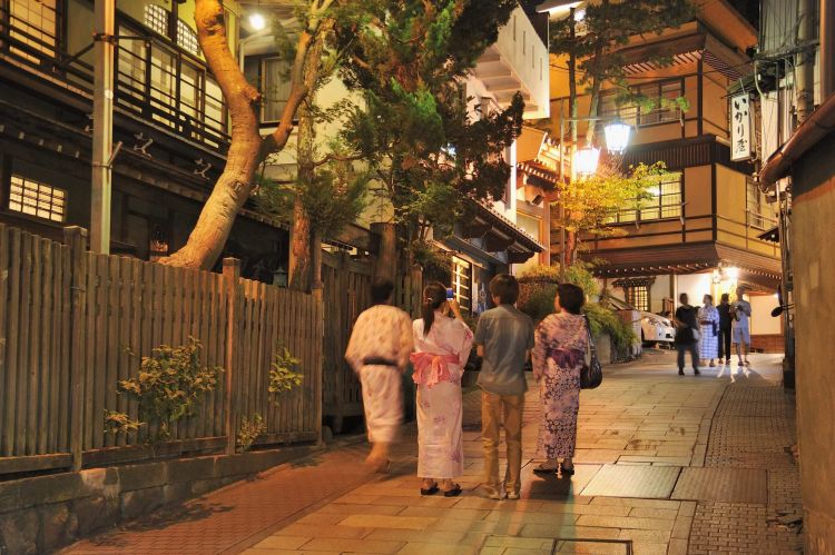 Berjalan-jalan di Yudanaka Onsen sambil mengenakan Yukata