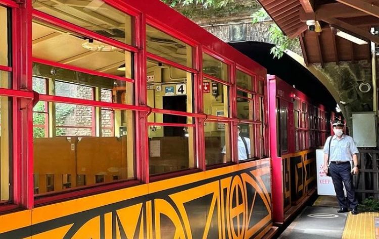 Bentuk gerbong Sagano Romantik Train yang mirip seperti truk