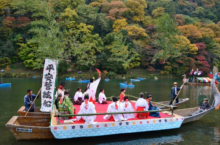 Parade perahu era Heian di Sungai Oi