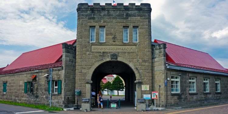 Gerbang utama Nikka Whsiky Distillery (Hokkaido Tourism)