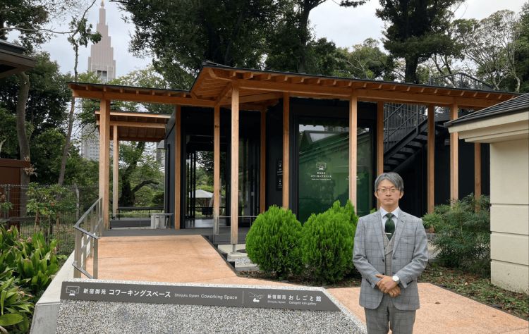 Takayuki Oshida berfoto di depan Coworking Space di Shinjuku Gyoen