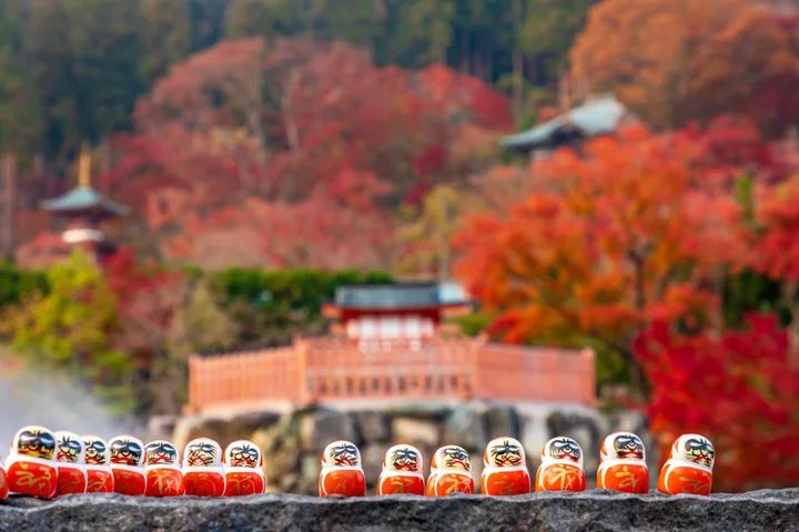 Boneka Daruma mini di depan Kolam Kannon di Kuil Katsuo-ji