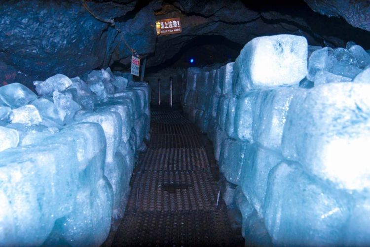 Narusawa Hyoketsu Ice Cave