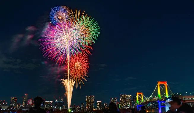 Odaiba Rainbow Fireworks (tokyo-odaiba.net)