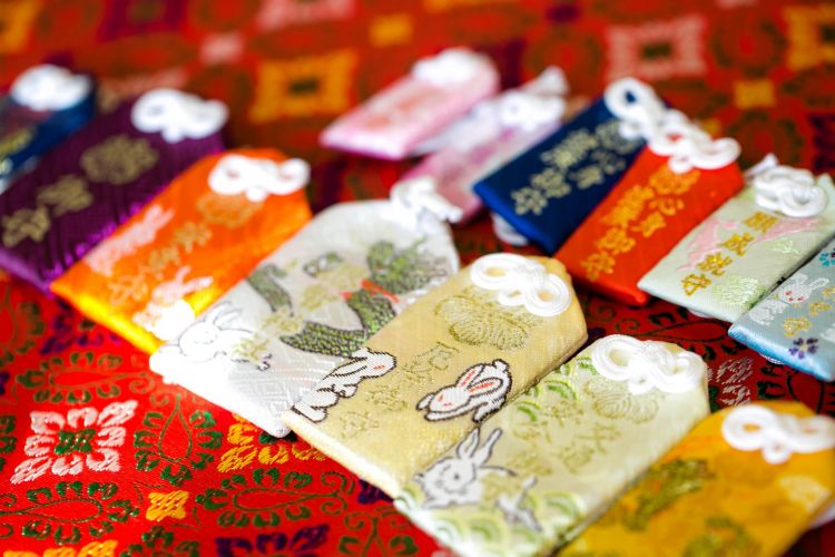 Berbagai jenis Omamori (Onji Jinja Official Web)