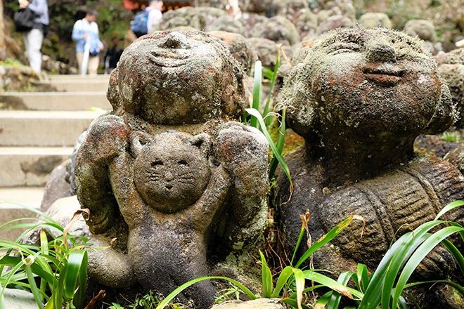 Patung rakan yang sedanga memegang kucing (Asahi Shimbun)