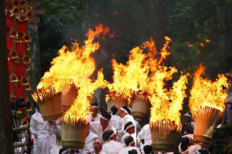 Para pemuda membawa obor dalam Festival Api Oniyo