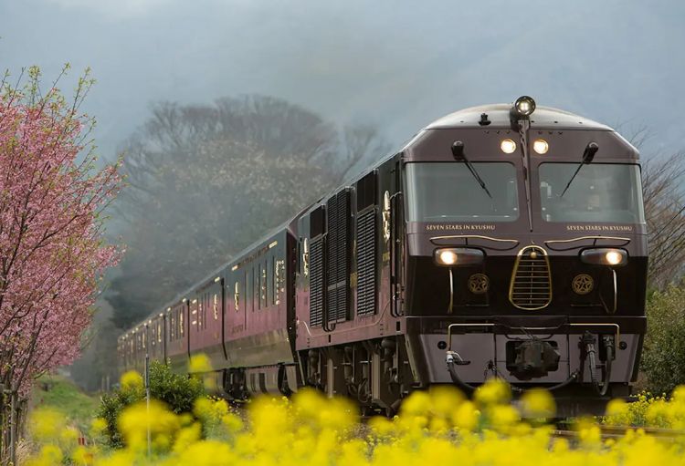 Kereta wisata mewah Seven Stars in Kyushu