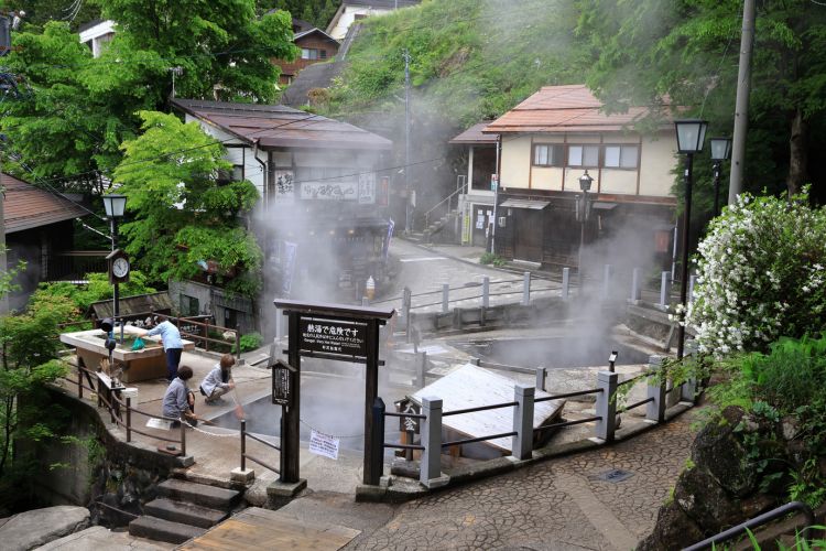 Pemandian air panas umum soto-yu di Nozawa Onsen (Nozana Onsen Portal)