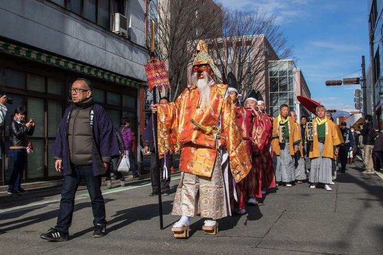 Festival Maebashi Hatsuichi Daruma yang dilengkapi dengan parade sambil membawa mikoshi