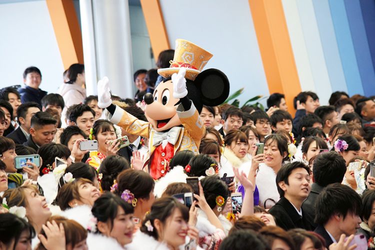 Muda-mudi Jepang merayakan Hari Kedewasaan di Disney Resorts