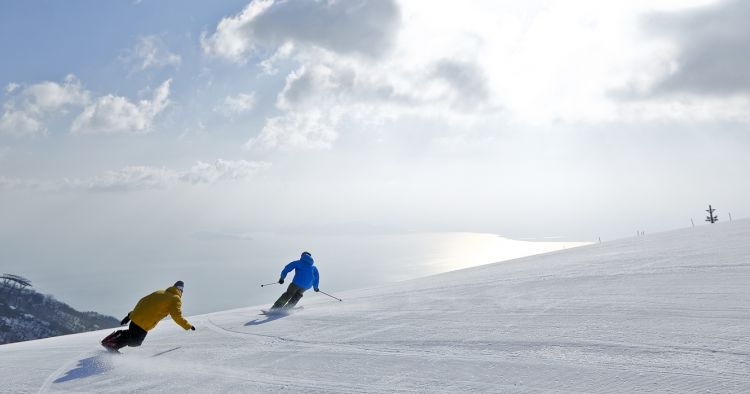 Aktivitas snowboarding di Biwako Valley Ski Resort