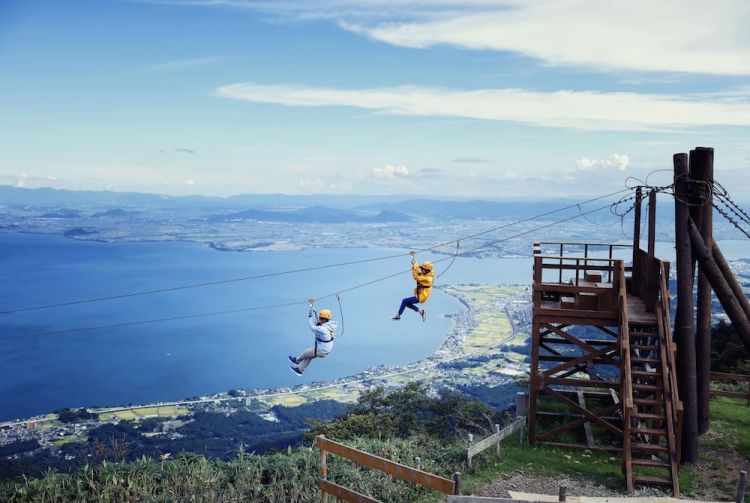 Seru-seruan dengan menaiki flying fox di Biwako Valley