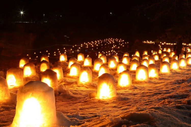 Nikmati keindahan rumah-rumah salju mini yang diterangi lampu hangat