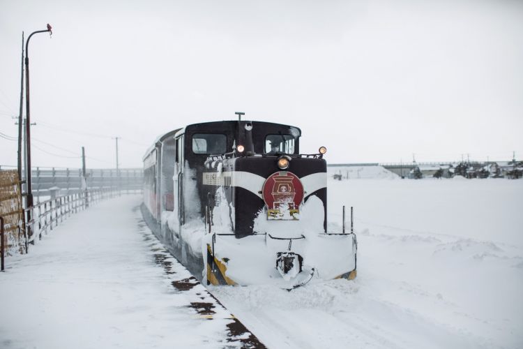 Tsugaru Railway Stove Winter Train (Aomori Tourism)