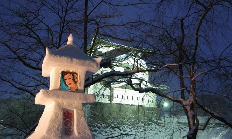 Pemandangan Kastil Hirosaki selama Hirosaki Castle Snow Lantern Festival (Aomori Tourism)