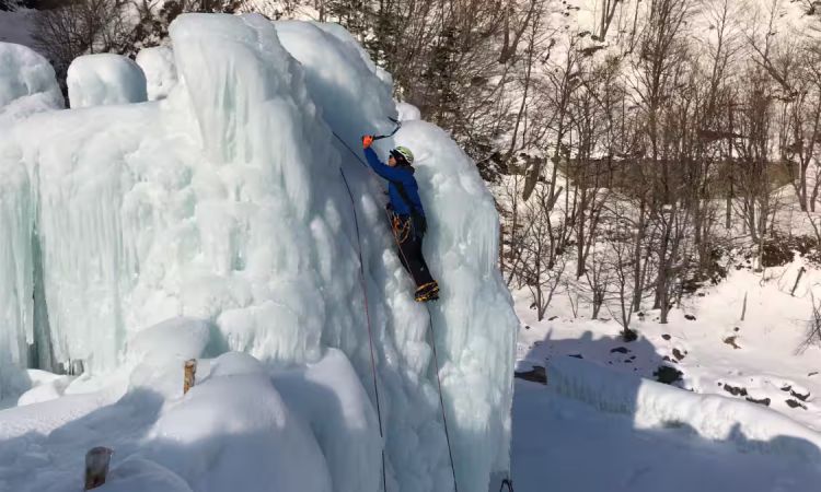 Aktivitas ice climbing Sounkyo Onsen Ice Fall Festival